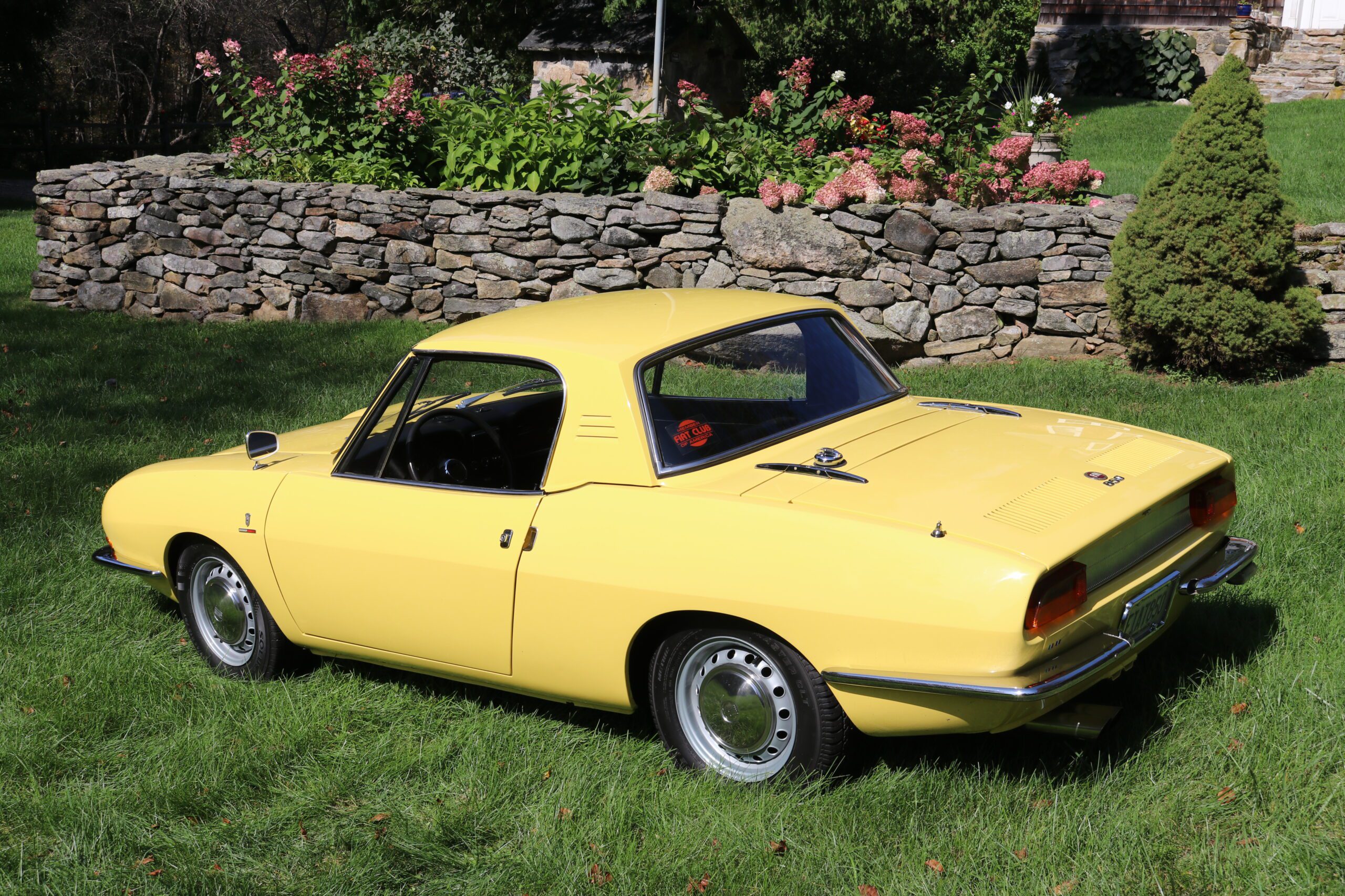 フィアット　850 ポリトーイズ Fiat 850 Spider Isn't Speedy, But Its Styling Is Fabulous
